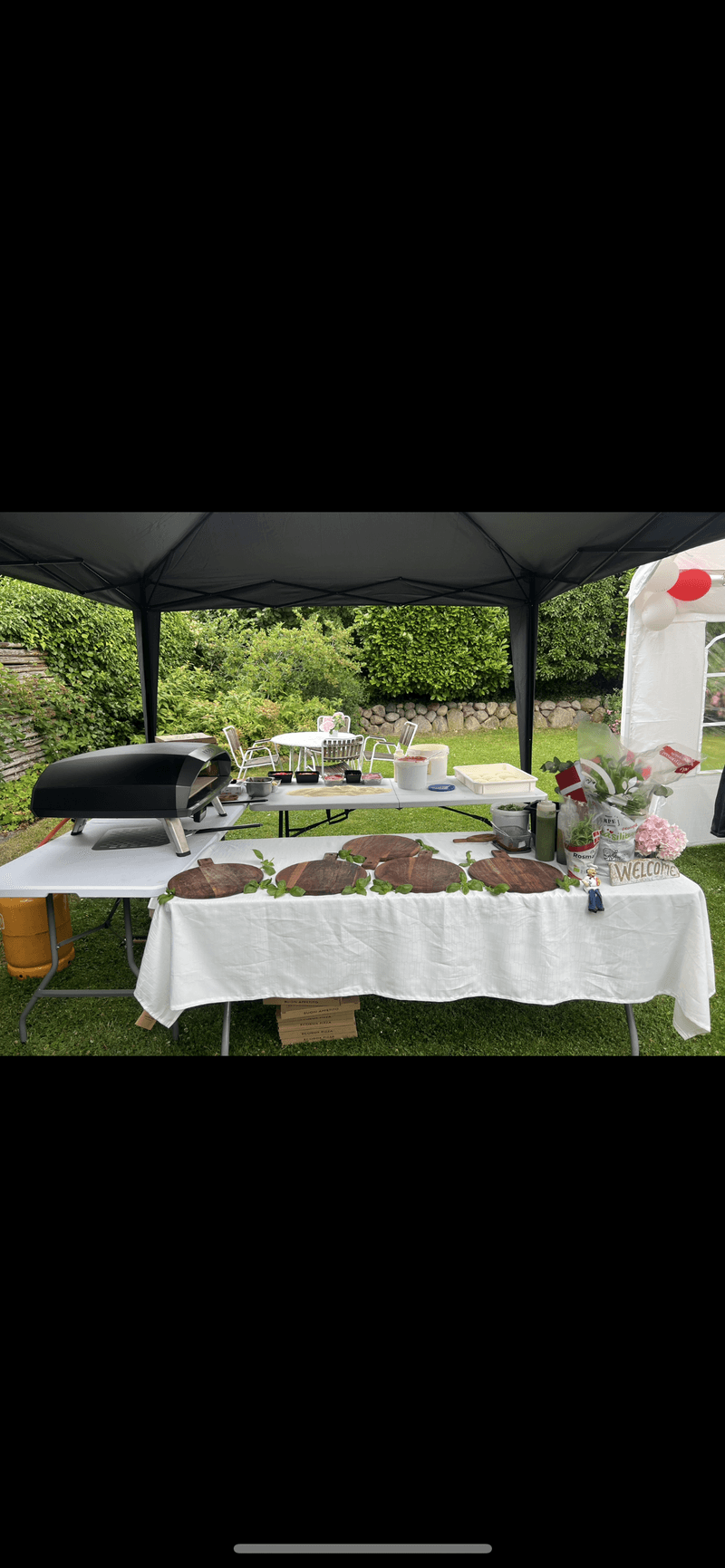 Friskbagt pizza klar til servering ved Pizza Crew event