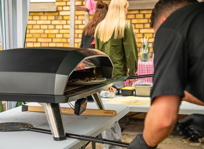 Pizza Crew serverer pizza til stort firmaarrangement
