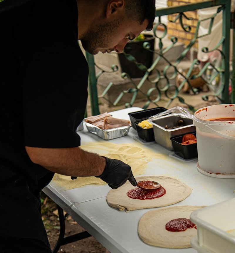 Pizza Crew team forbereder pizzaer til konfirmation