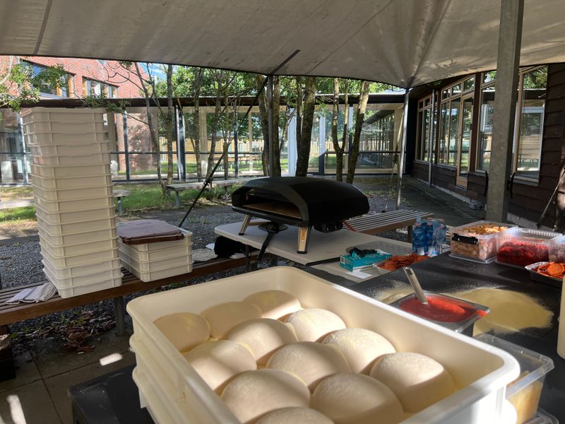 Gæster nyder friskbagt pizza til udendørs event
