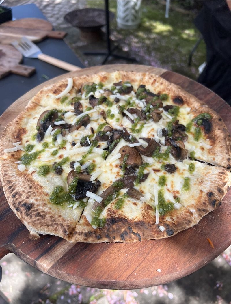 Pizza bianco bagt i stenovn af Pizza Crew til catering event