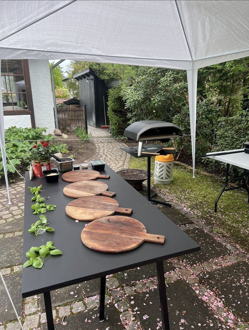 Friske pizzaer på række klar til servering ved Pizza Crew arrangement